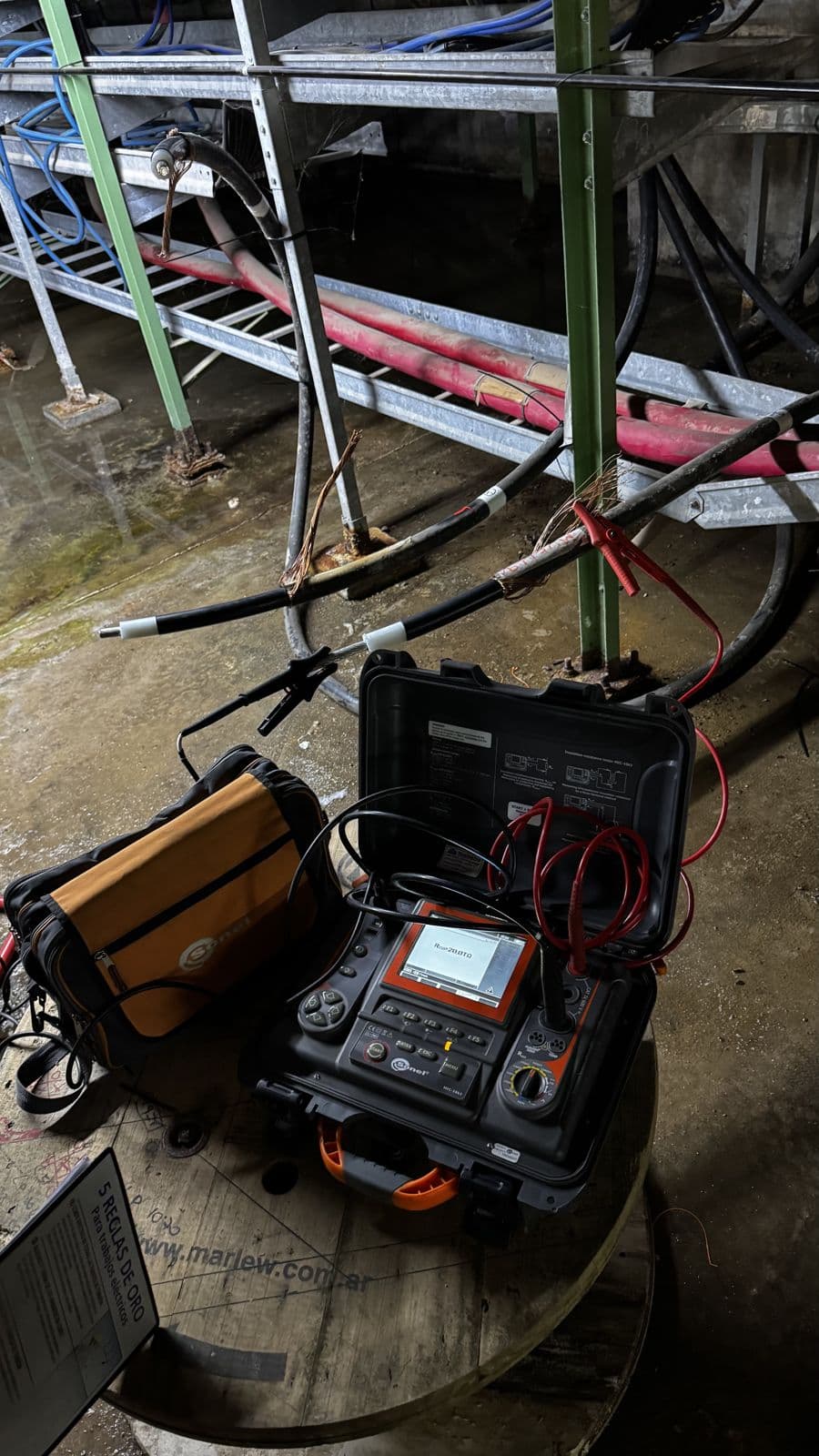Megóhmetro conectado a cables de media tensión durante un ensayo de aislación